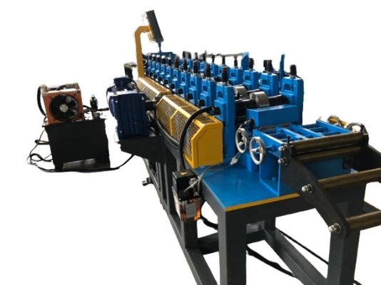 Versatile Rollenformmaschine mit Schlitz und Gleis für kundenspezifische Formen und Schlitzgrößen