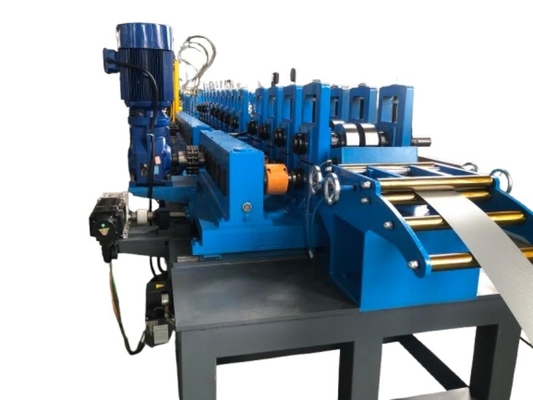 Versatile Rollenformmaschine mit Schlitz und Gleis für kundenspezifische Formen und Schlitzgrößen