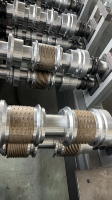 Maschine zur Formung von Rollen aus Bretter und Schlägerrollen mit strukturiertem Aussehen