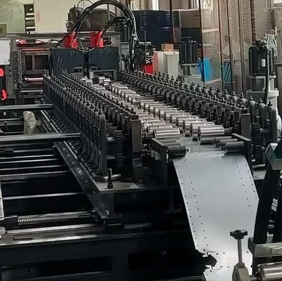 Maschine zur Verarbeitung von Palettenrollen mit Schlittenregalen