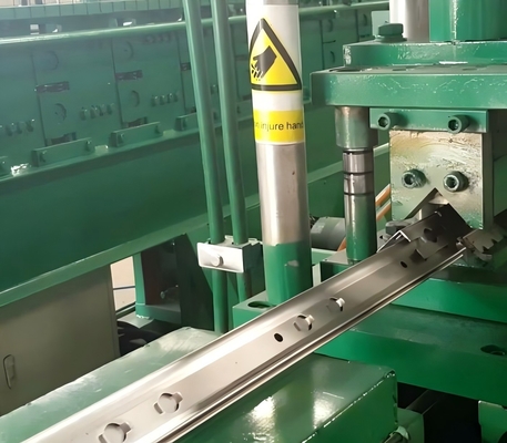 Hochgeschwindigkeitsrack-Rollformmaschine mit Servo-Fütterung und hydraulischem Schlag