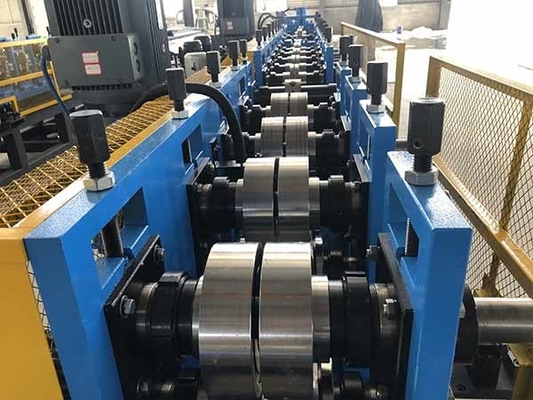 Individuell angepasste Schlitten-Unistrut-Kanal-Rollformmaschine mit Schweißnaht und 70-90mm-Rollendurchmesser