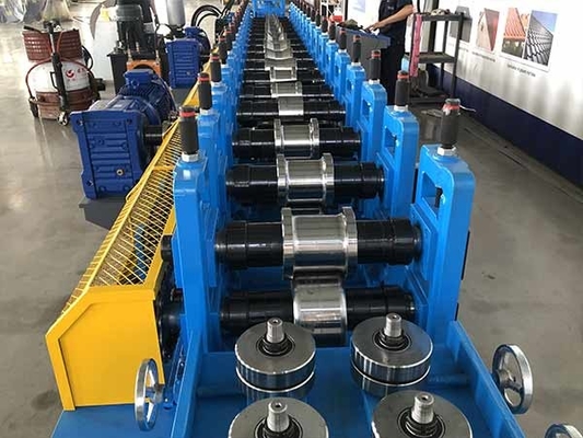 Individuell angepasste Schlitten-Unistrut-Kanal-Rollformmaschine mit Schweißnaht und 70-90mm-Rollendurchmesser