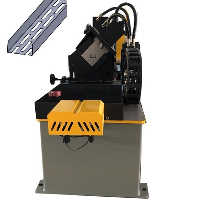 Metall-U-Profil-Rollformmaschine mit Löchern