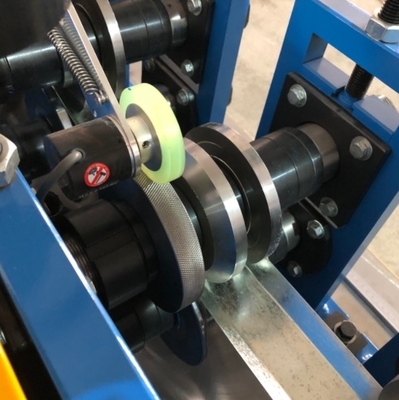Metall-U-Profil-Rollformmaschine mit Löchern