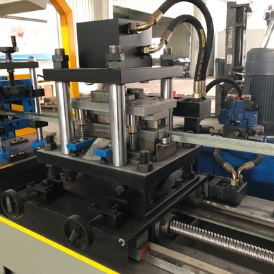 Metall-U-Profil-Rollformmaschine mit Löchern