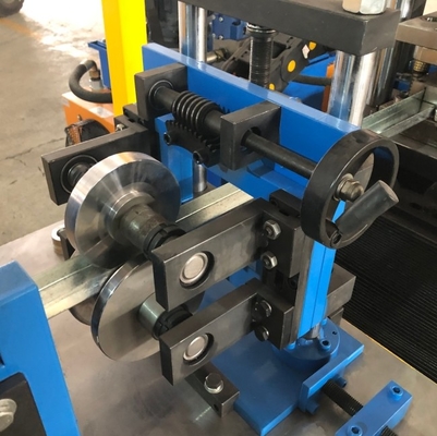 Metall-U-Profil-Rollformmaschine mit Löchern