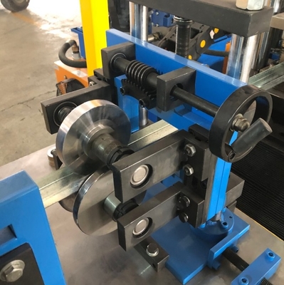 Metall-U-Profil-Rollformmaschine mit Löchern