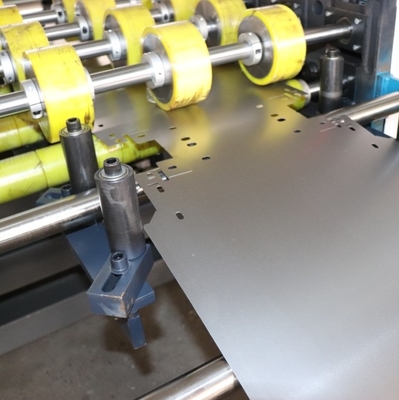 Maschine zur Verformung von Metallregalen