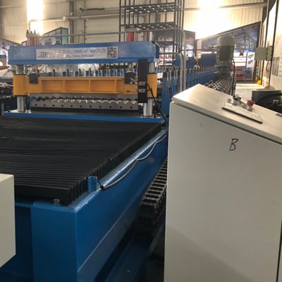 Maschine zur Herstellung von Walzplatten aus Metalldach