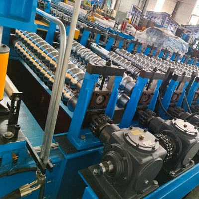 Maschine zur Herstellung von Walzplatten aus Metalldach