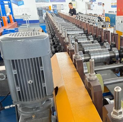 Breitenverstellbare Firstkappen-Rollformmaschine