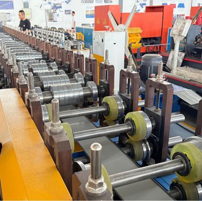 Breitenverstellbare Firstkappen-Rollformmaschine