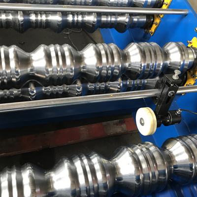 Metallrunzelte die dach glasig-glänzende Ziegeldach-Rolle, die Maschine bildet, Stahlblech BV/SGS